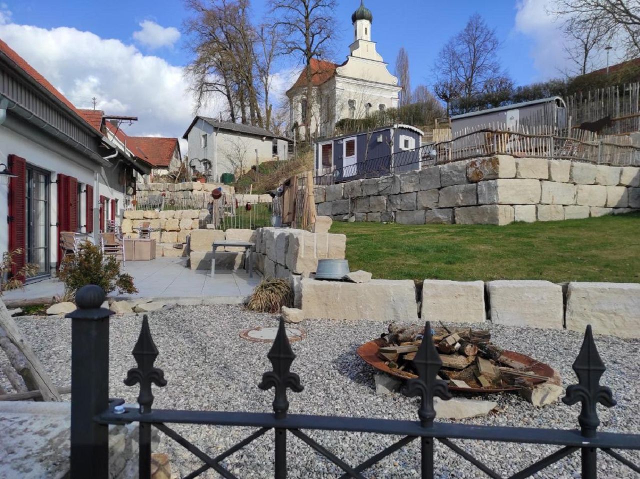 Garten mit Grillstelle